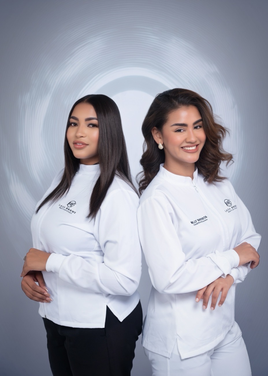 Especialistas de M Lash Brows en uniforme profesional